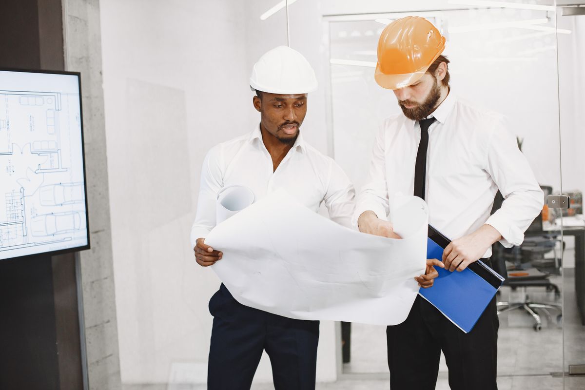 Zwei Architekten besprechen einen Bauplan im Büro