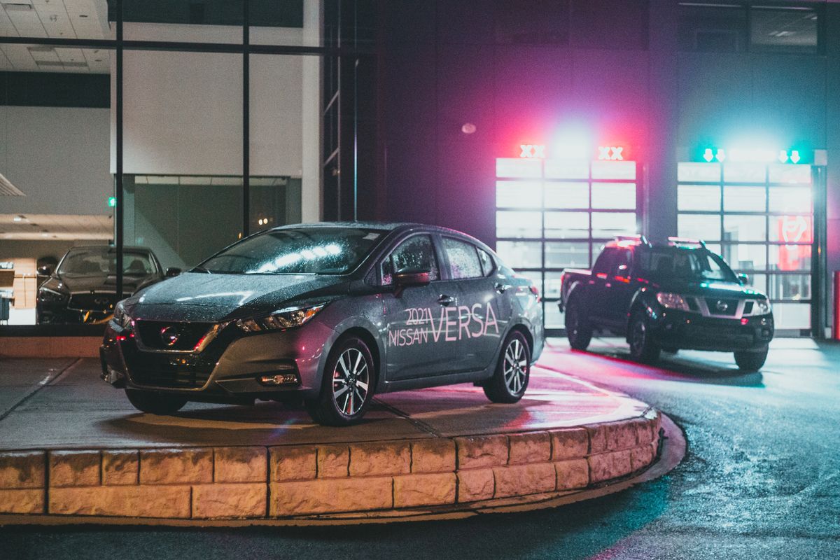 Moderne Fahrzeuge im beleuchteten Showroom eines Autohauses