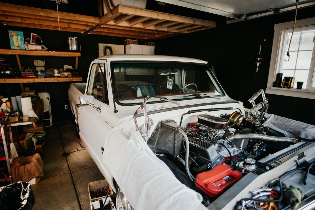 Klassischer Pickup-Truck während der Restaurierung in einer Werkstatt-Garage