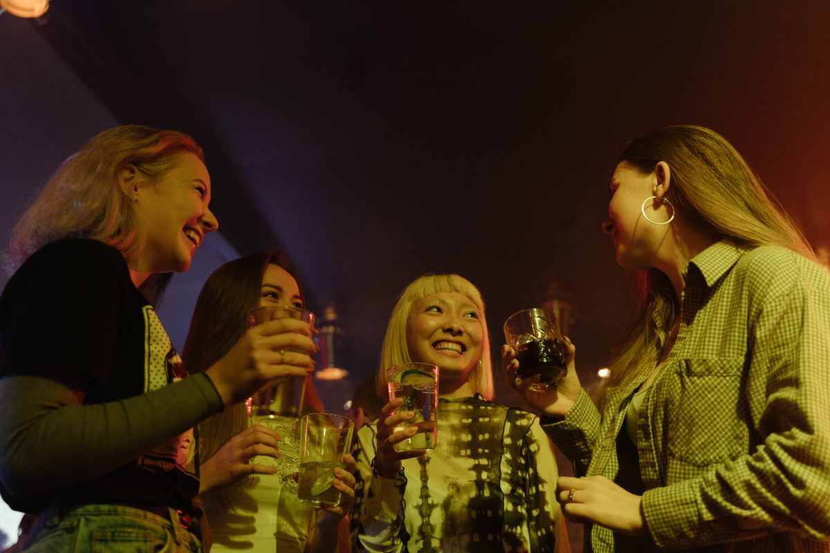 Belebte Cocktailbar in Hamburg mit Gästen, Drinks und stimmungsvollem Neonlicht