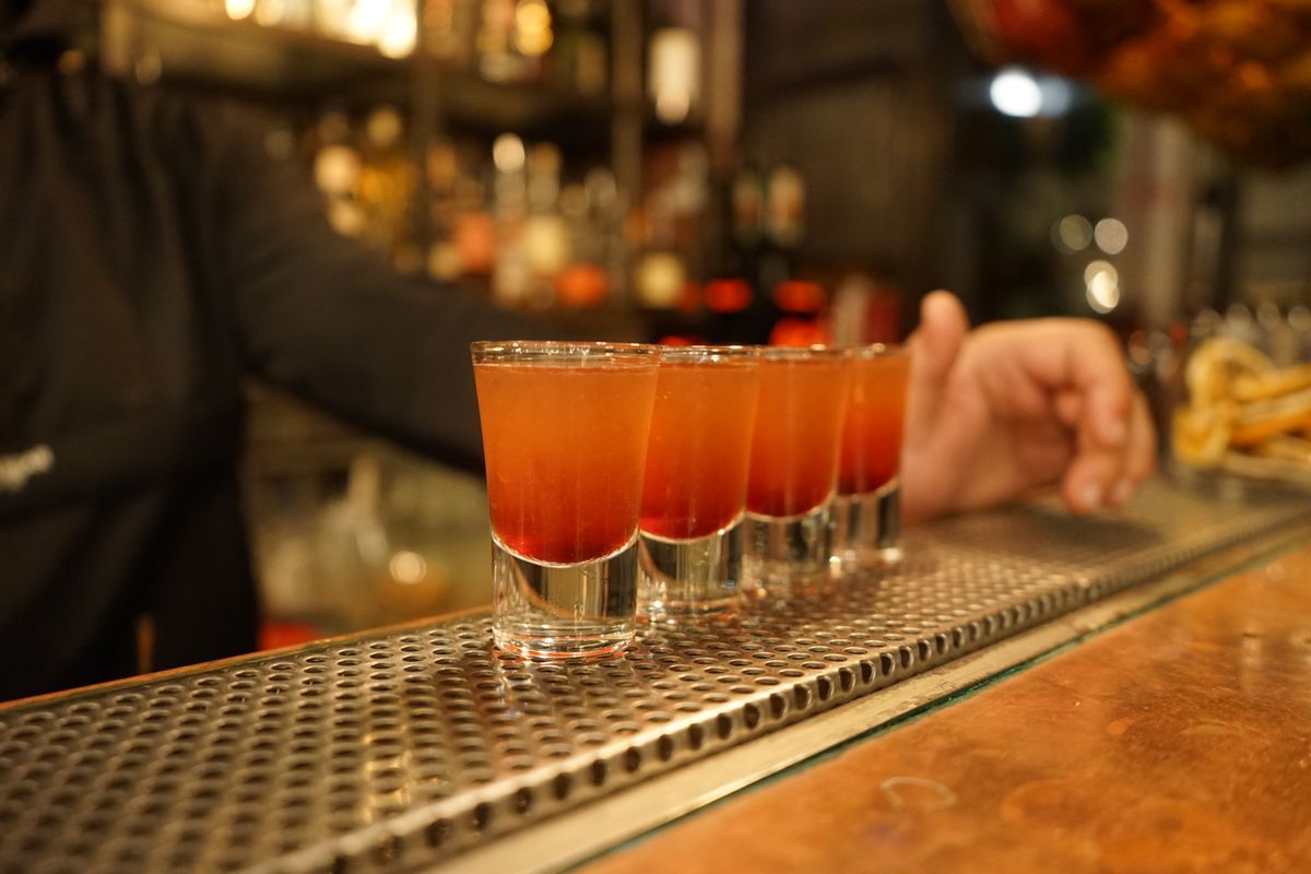 Reihe von Shots auf einer Bartheke als Symbol für lebendiges Hamburger Nightlife