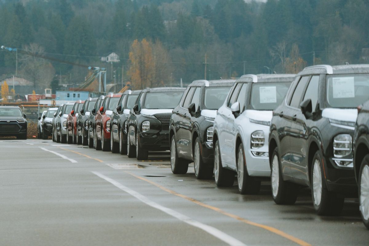 Reihe von Mietwagen einer Autovermietung auf einem Stellplatz