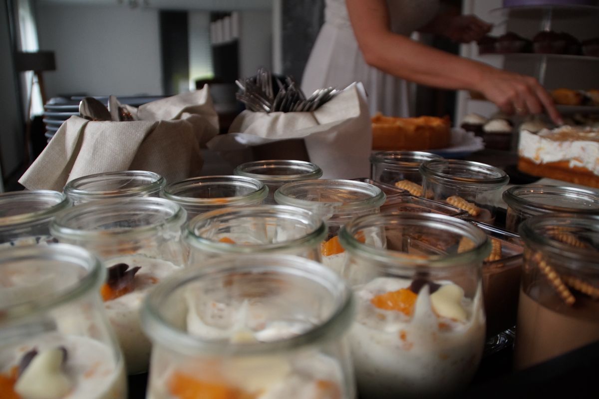 Süßspeisen und Fingerfood dekorativ in Gläsern auf einem Catering-Buffet angerichtet