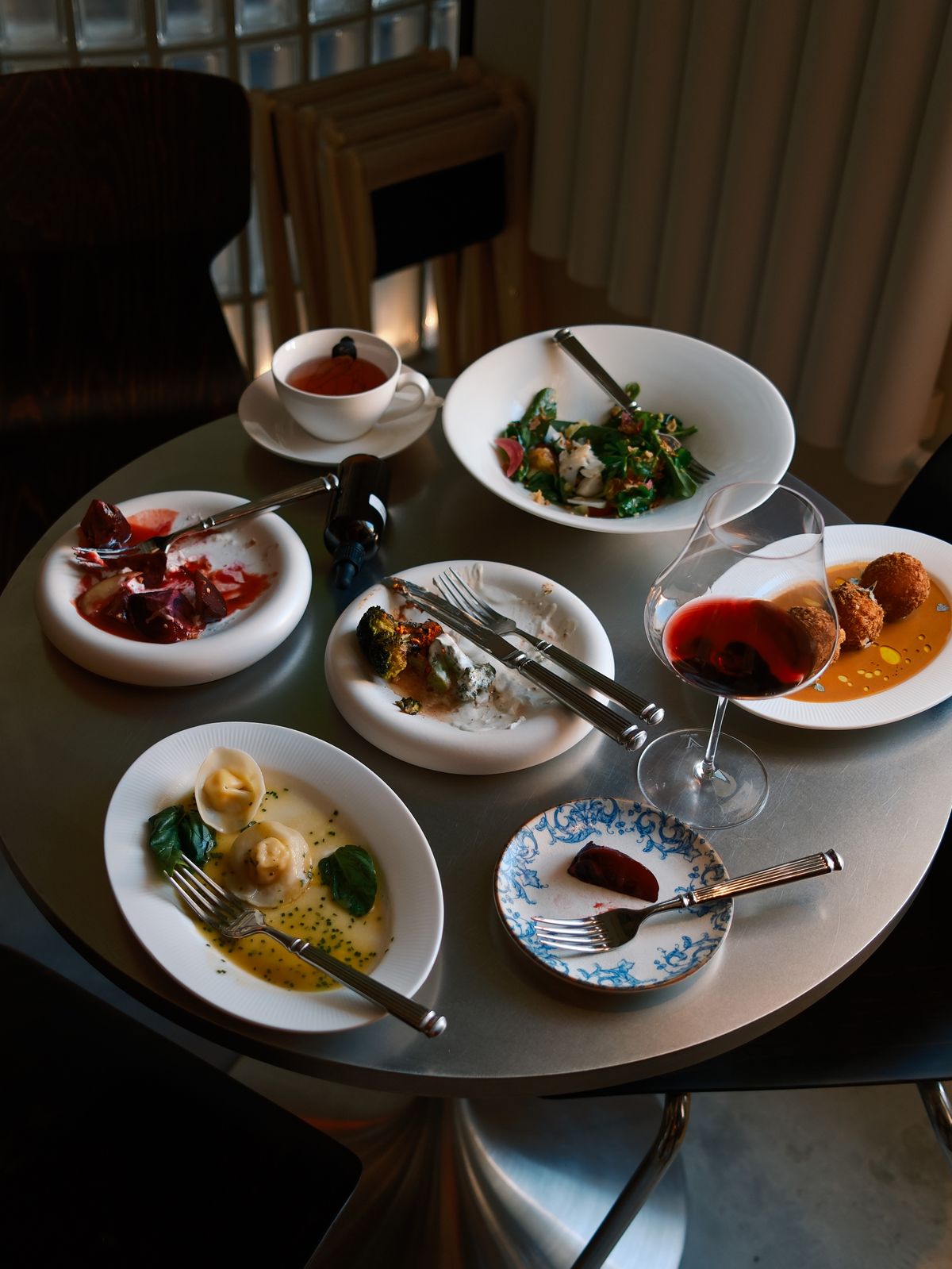 Elegant angerichtete Gourmet-Speisen und Wein auf einem festlich gedeckten Catering-Tisch
