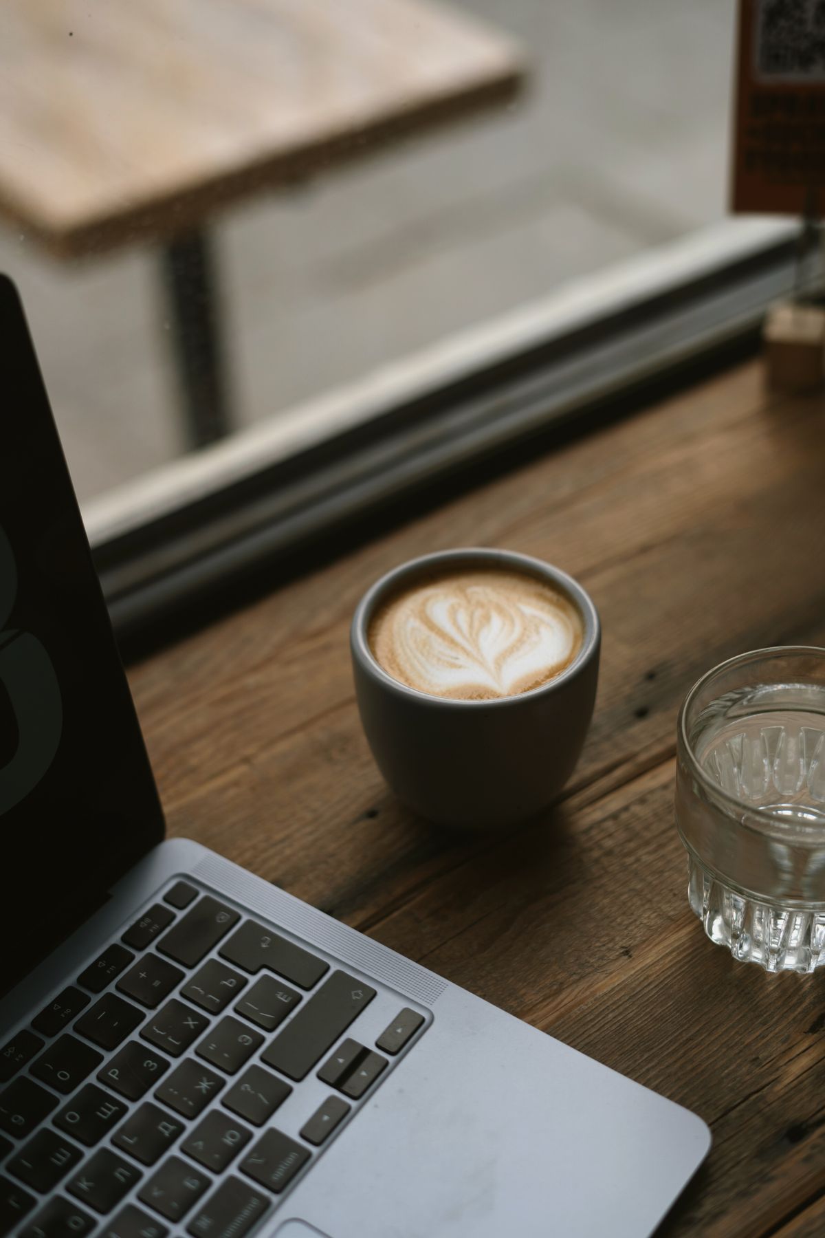 Laptop und Milchkaffee auf einem Café-Tisch als Symbol für laptop-freundliche Cafés in Hamburg