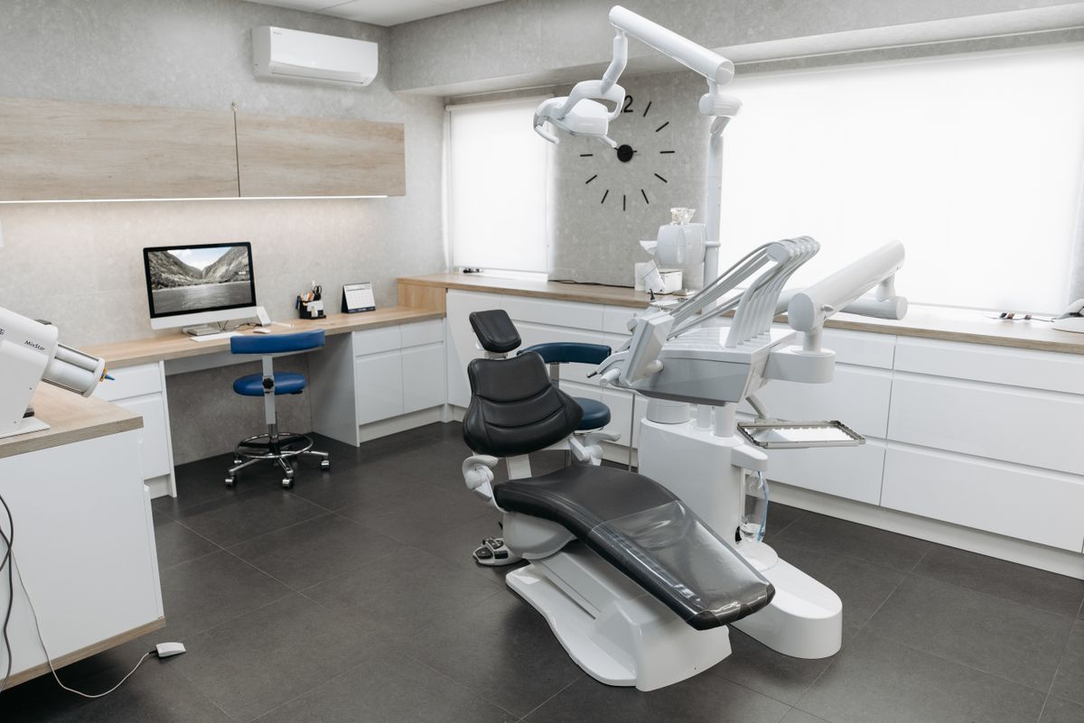 Zahnmedizinisches Equipment und Instrumente in einer modernen Zahnklinik