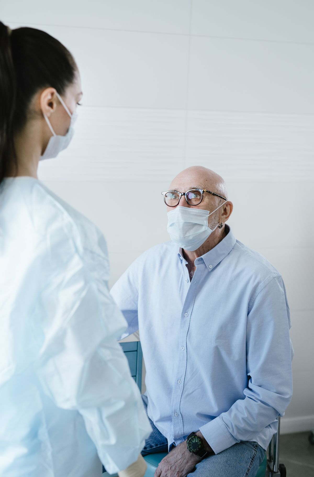 Älterer Patient im vertrauensvollen Gespräch mit seinem Arzt