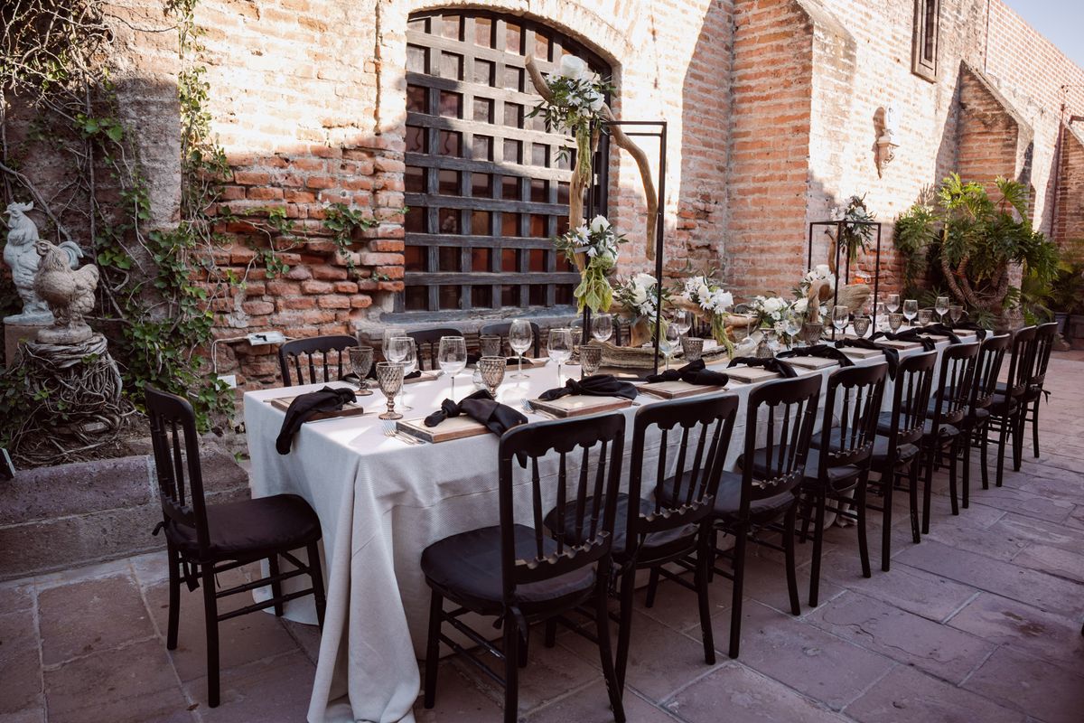 Elegant gedeckter Tisch bei einer Hochzeitsfeier im Freien als Beispiel professioneller Eventplanung