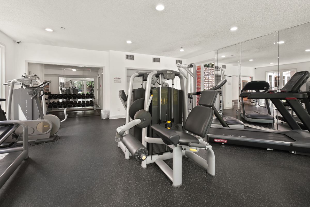 Leeres, modernes Fitnessstudio mit Trainingsgeräten in Hamburg