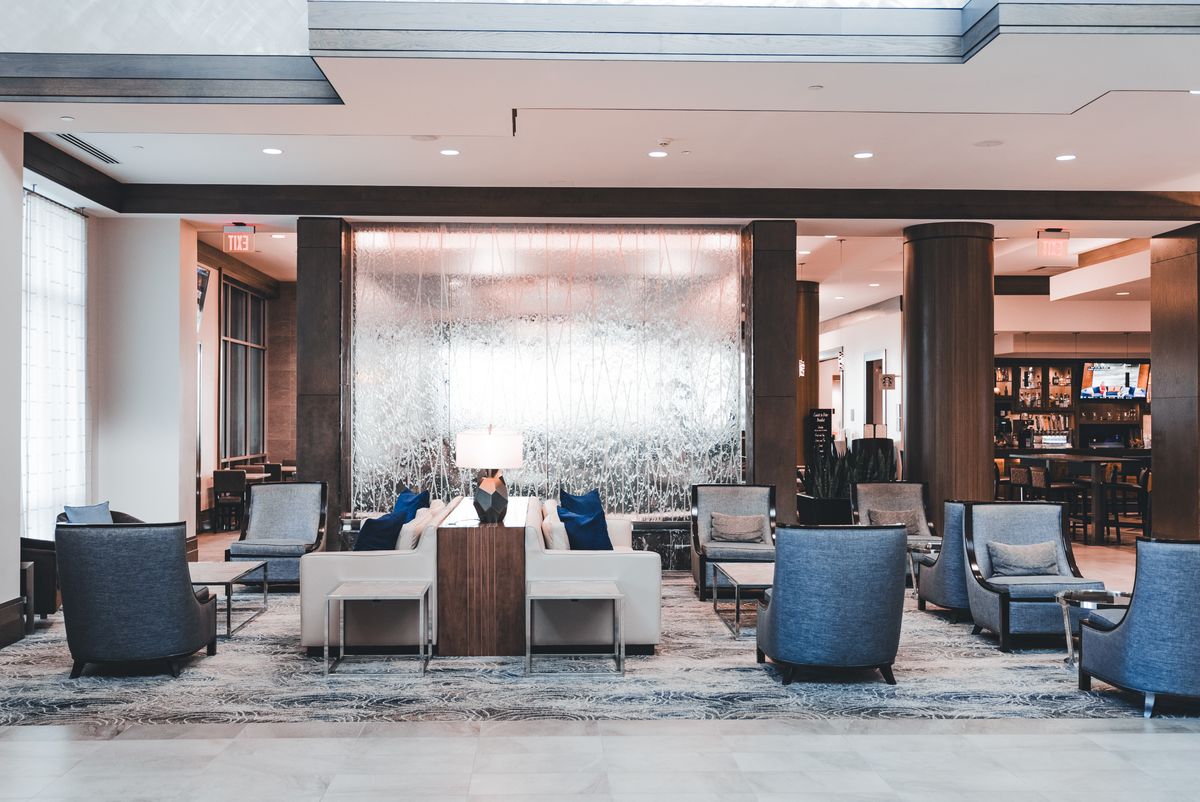 Moderne, helle Hotellobby mit eleganten Sitzbereichen