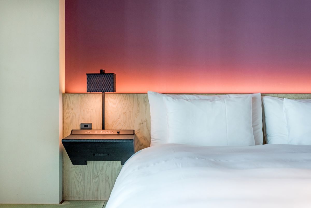 Gemütliches Hotelzimmer mit gepflegtem Doppelbett und weißer Bettwäsche
