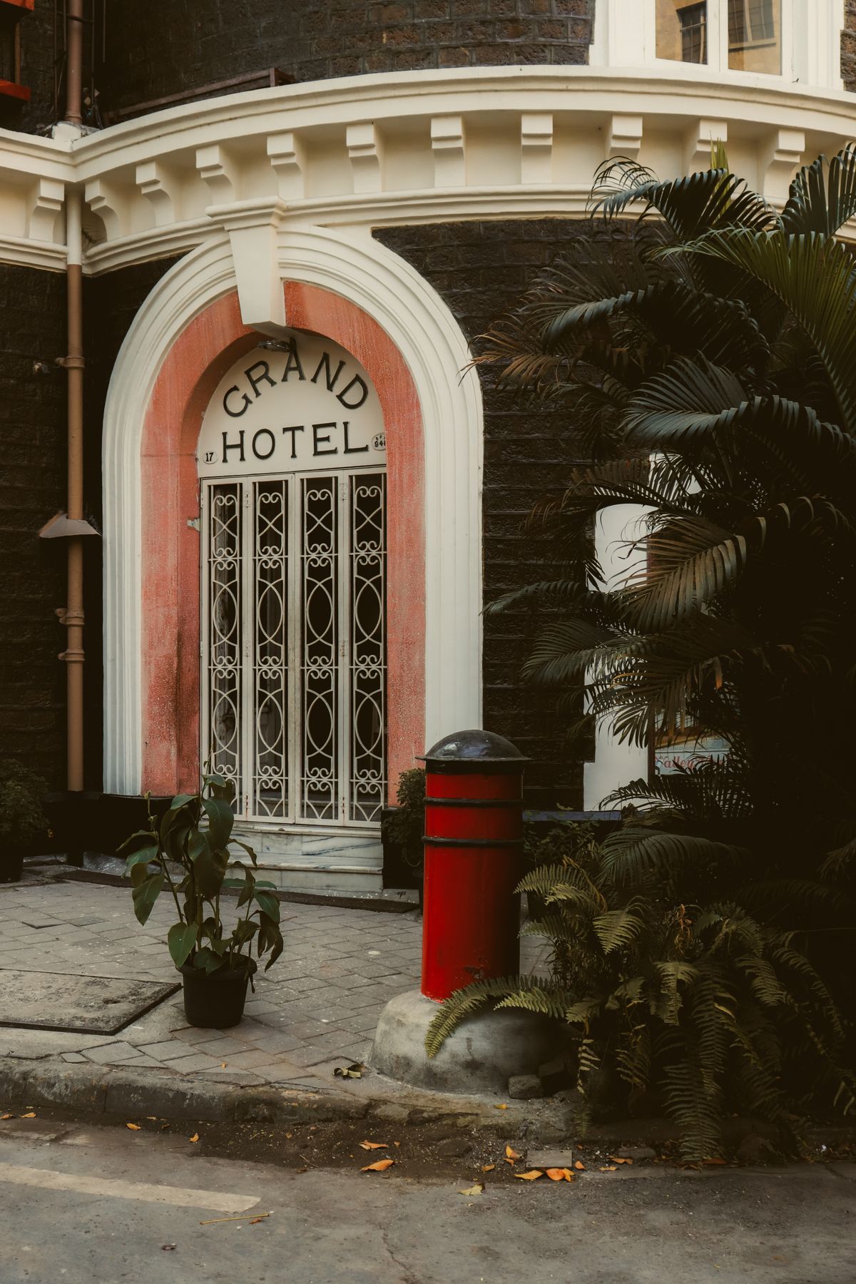 Fassade eines gepflegten Hotelgebäudes mit klassischer Architektur