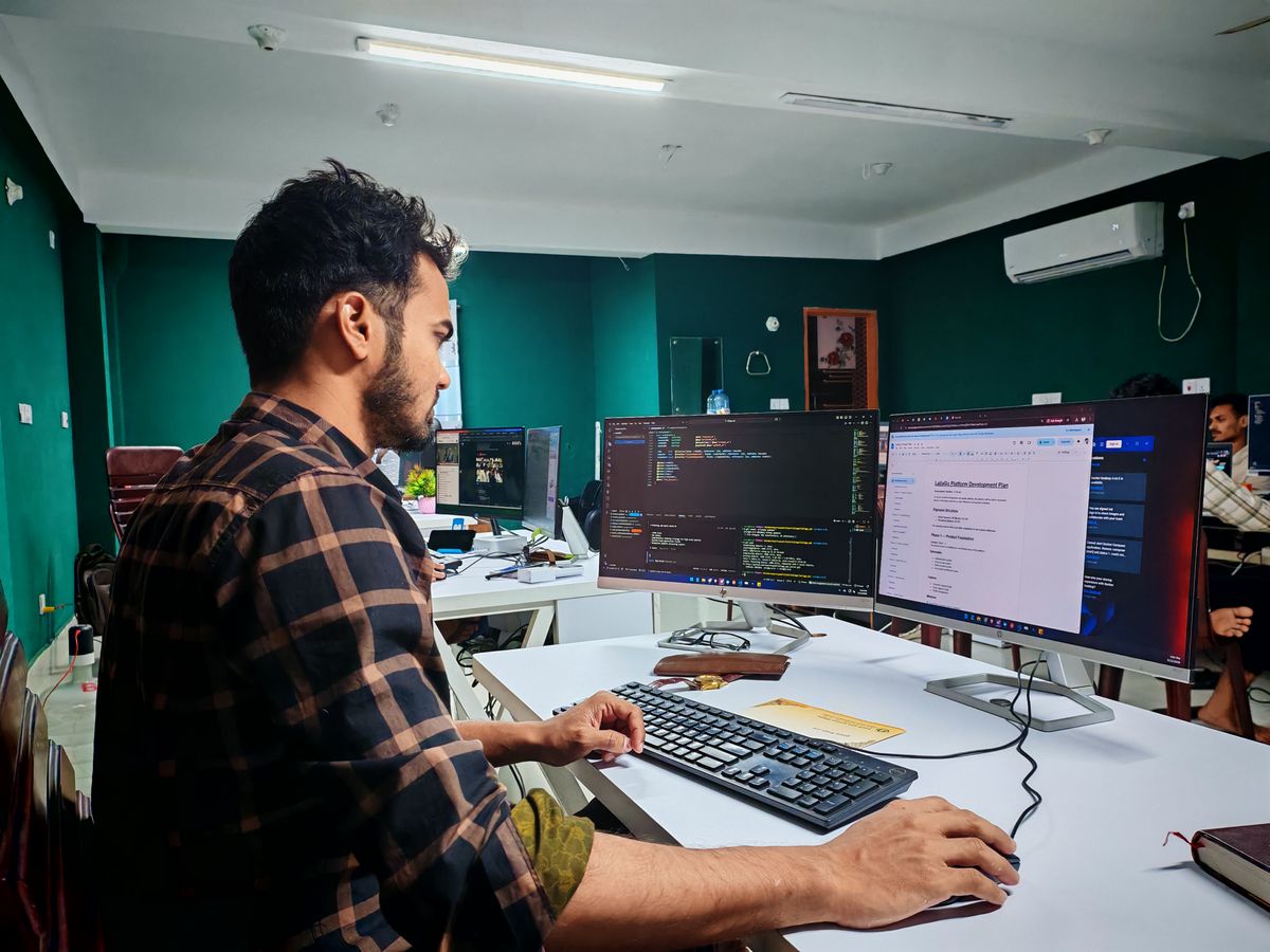 Softwareentwickler eines IT-Unternehmens arbeitet konzentriert im modernen Büro