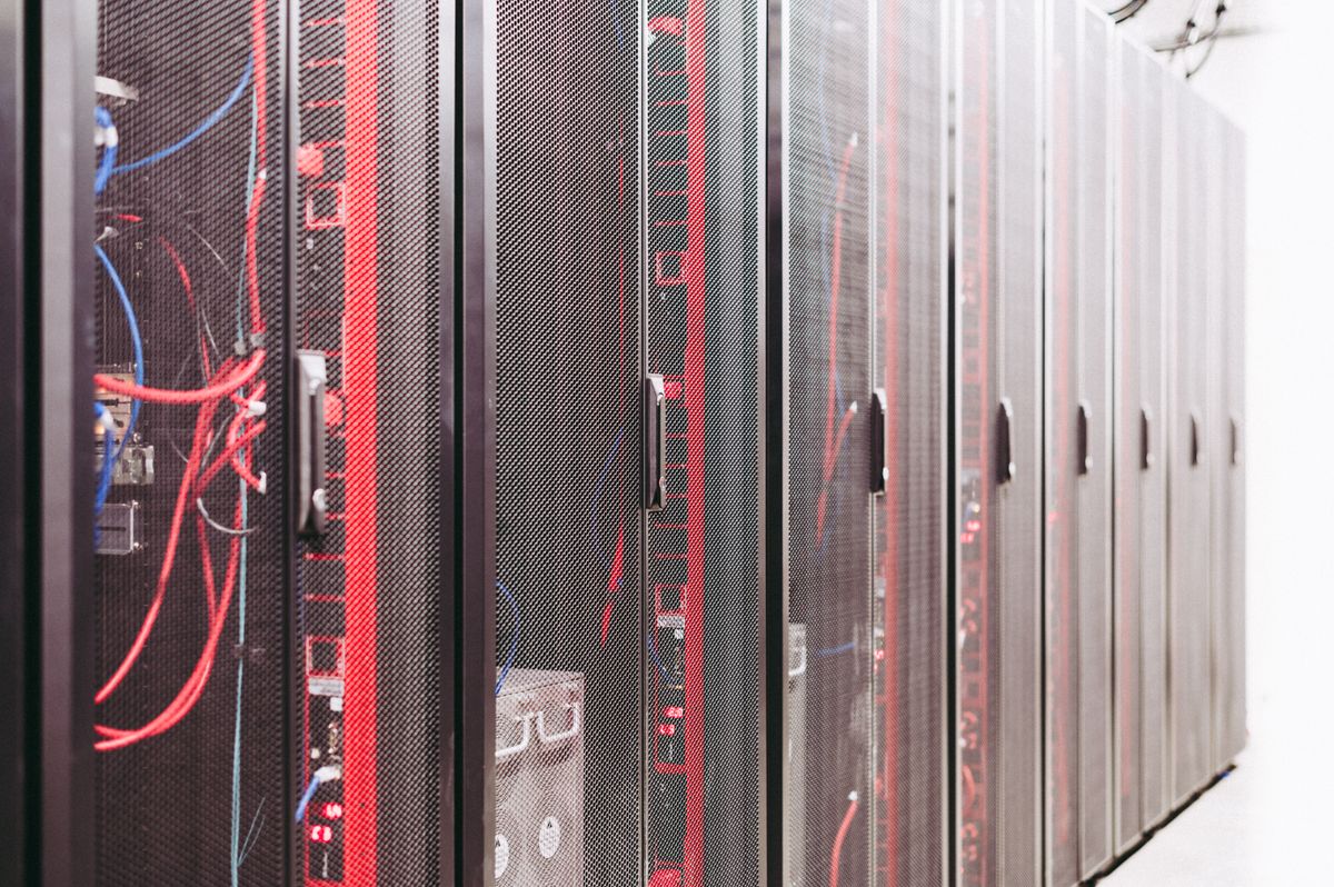 Server-Racks in einem modernen Rechenzentrum eines IT-Unternehmens