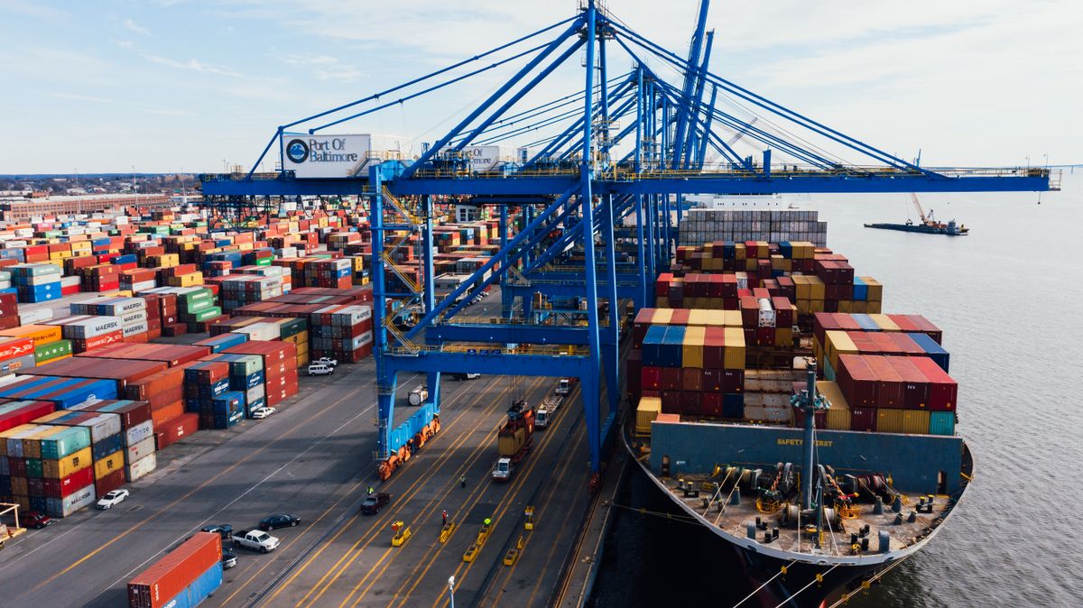 Frachtschiff entlädt bunte Container im Hafen