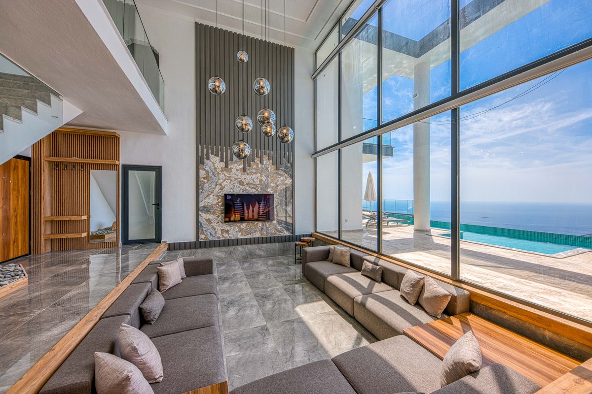 Moderne Luxusvilla mit elegantem Interieur und Meerblick