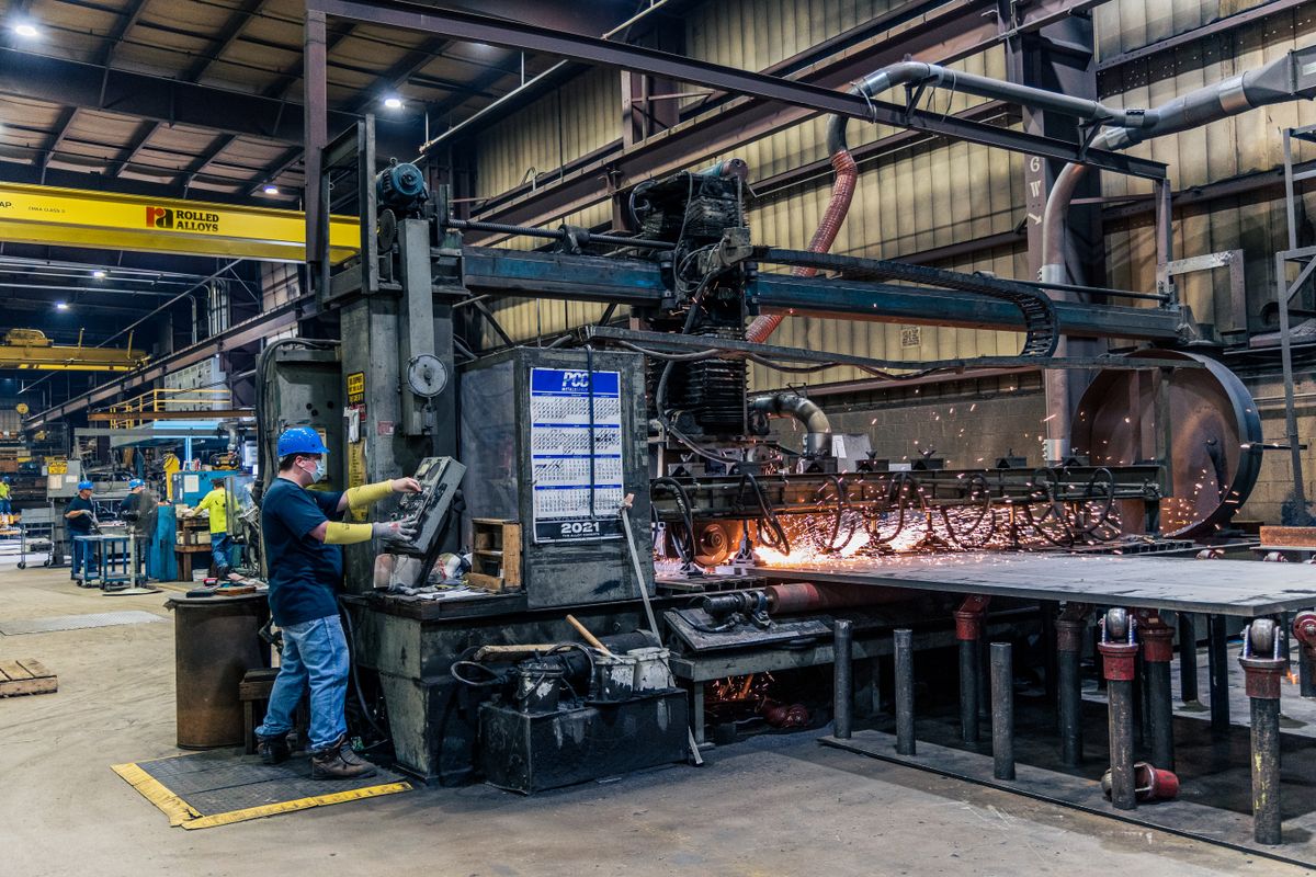 Präzisionsmaschine in einer modernen Produktionshalle eines Fertigungsunternehmens