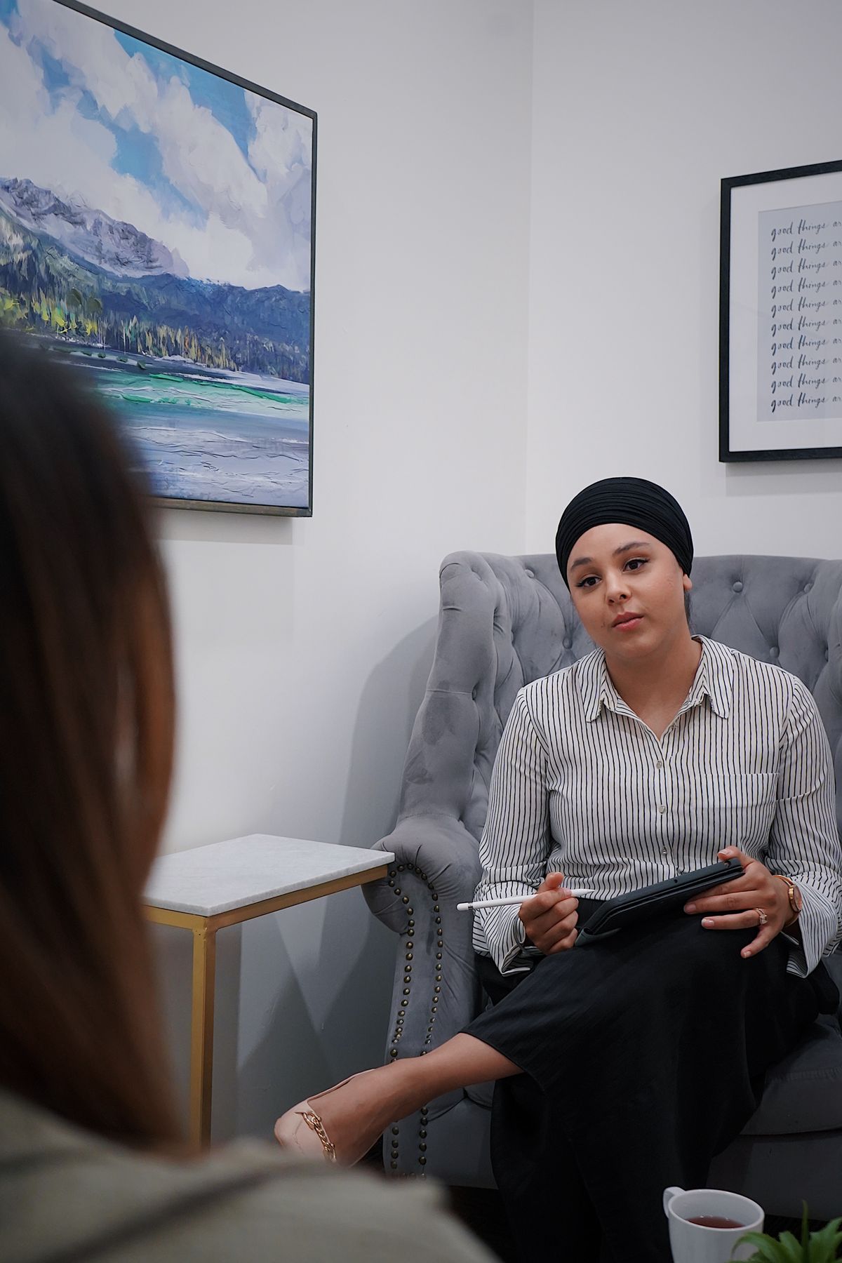 Patientin im vertraulichen Gespräch mit einer Psychologin während einer Therapiesitzung