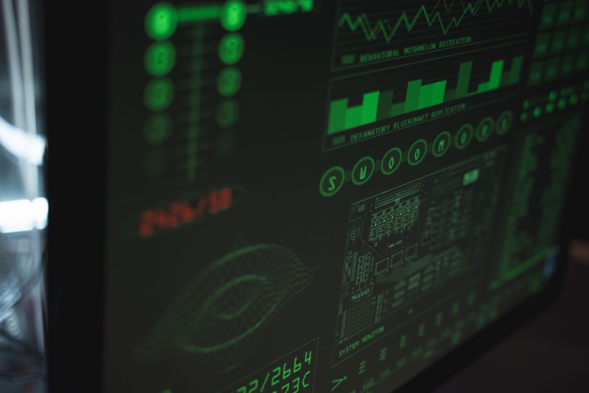 Nahaufnahme eines Bildschirms mit IT-Sicherheits-Monitoring, wie es Managed-Service-Provider für Kunden betreiben
