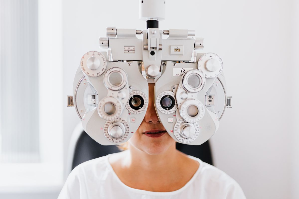 Augenärztin führt eine Untersuchung mit medizinischem Diagnosegerät in der Praxis durch