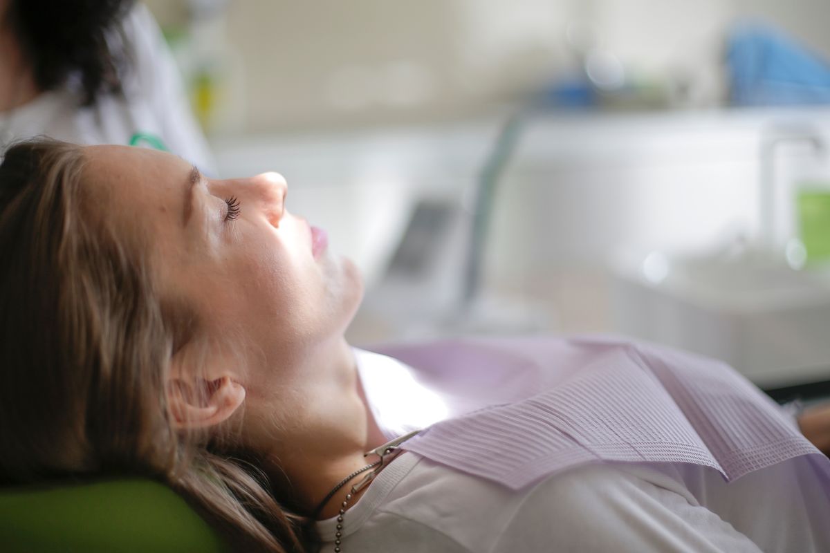 Patientin entspannt auf dem Behandlungsstuhl während einer kieferorthopädischen Untersuchung