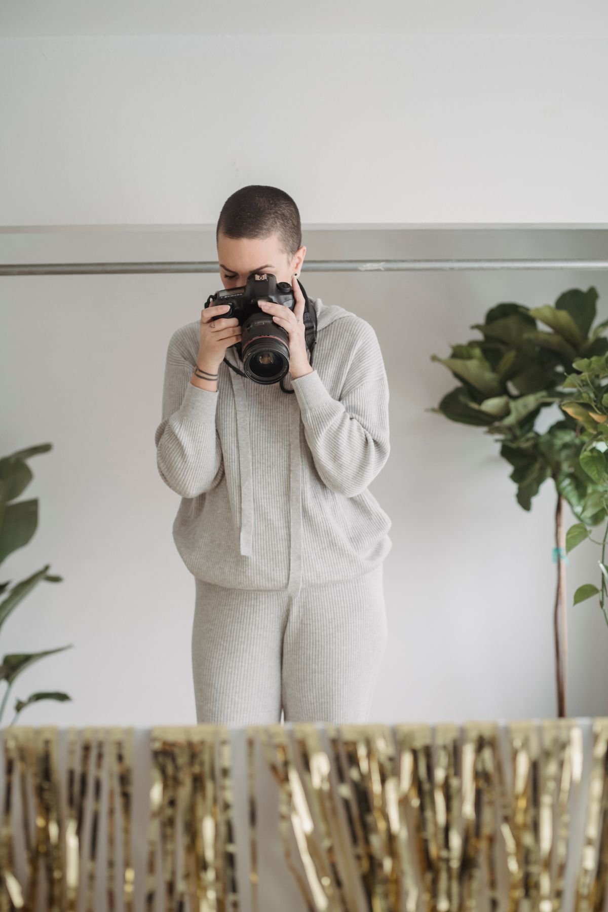 Fotograf fotografiert im hellen Studio mit professioneller Kamera