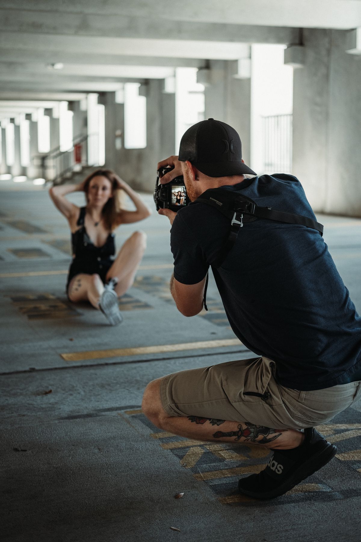 Fotograf fotografiert ein Model während eines professionellen Fotoshootings