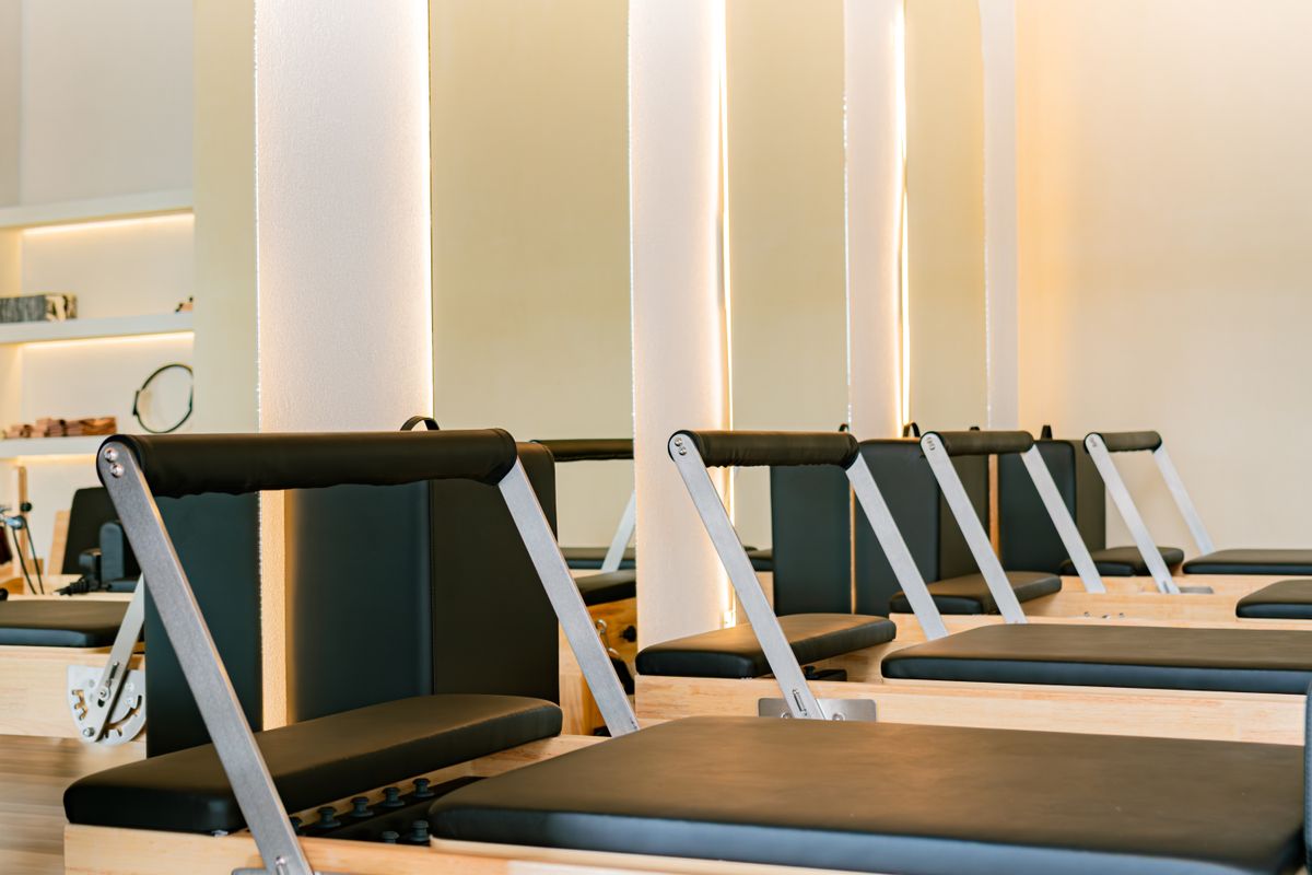 Modernes Pilates-Studio mit mehreren Reformer-Geräten in Hamburg