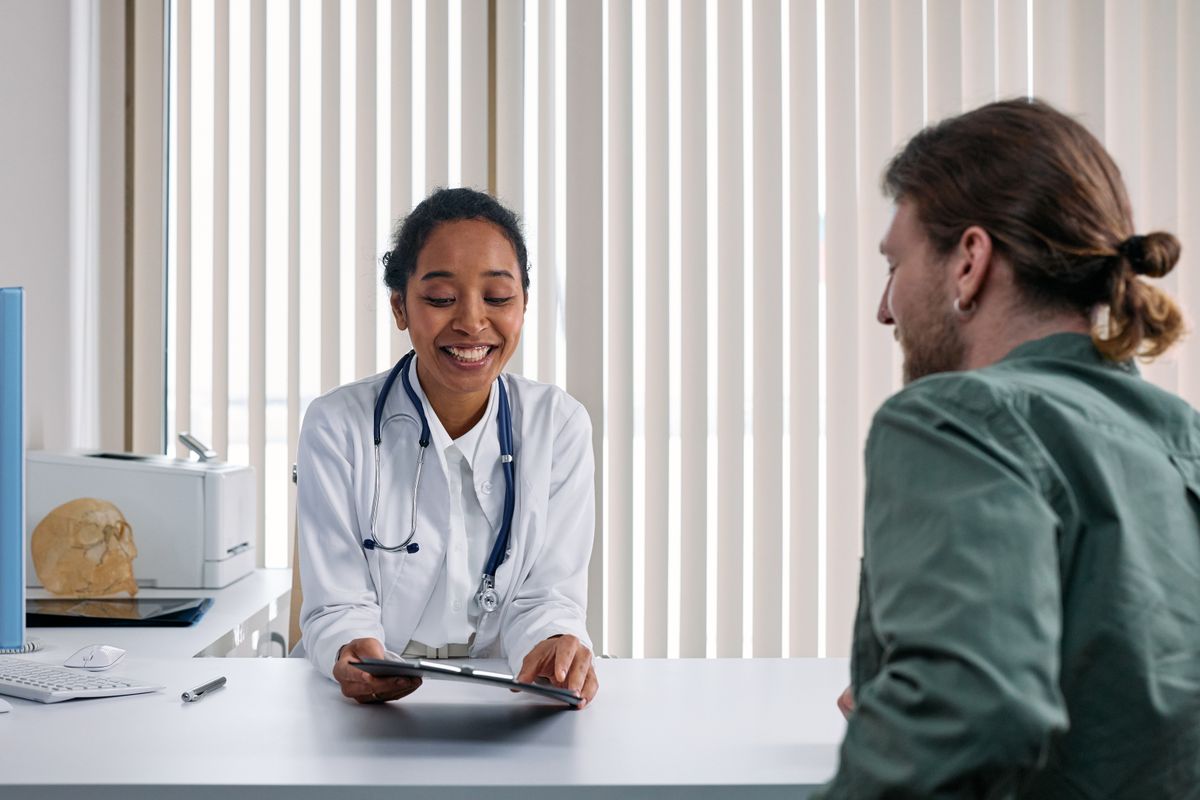 Arzt bespricht eine Behandlung mit einer Patientin im Beratungsgespräch