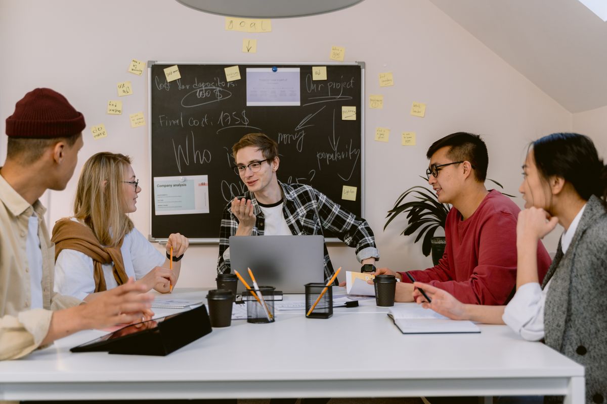 Team einer PR-Agentur bespricht eine Kommunikationsstrategie im Büro