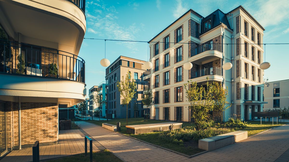 Modernes Mehrfamilienhaus mit Balkonen in einem Hamburger Wohnquartier