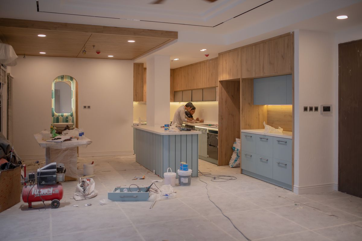 Modernisierte Küche während einer Renovierung mit Handwerker im Hintergrund