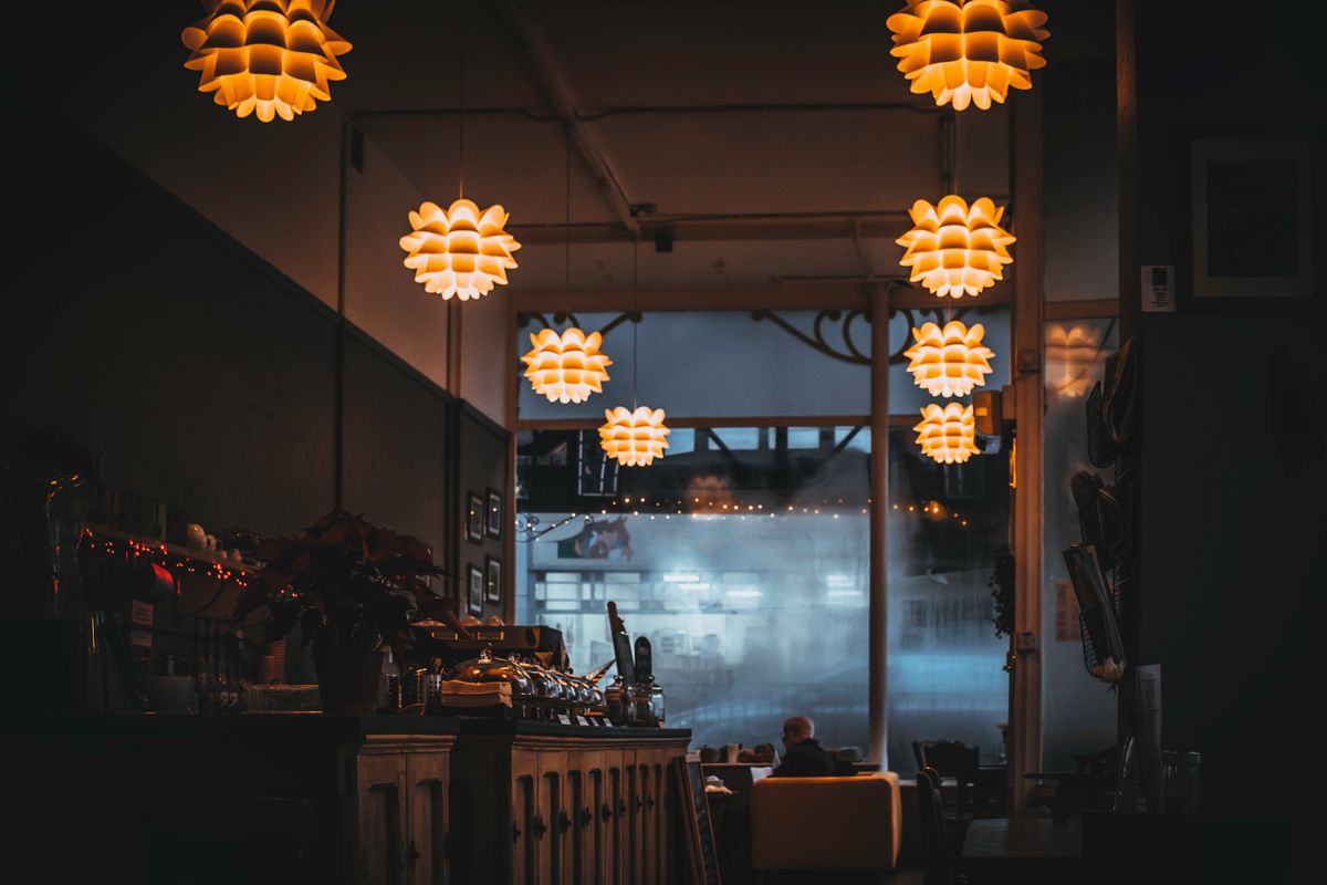 Modernes Restaurant in Hamburg mit stimmungsvoll gedecktem Gastraum