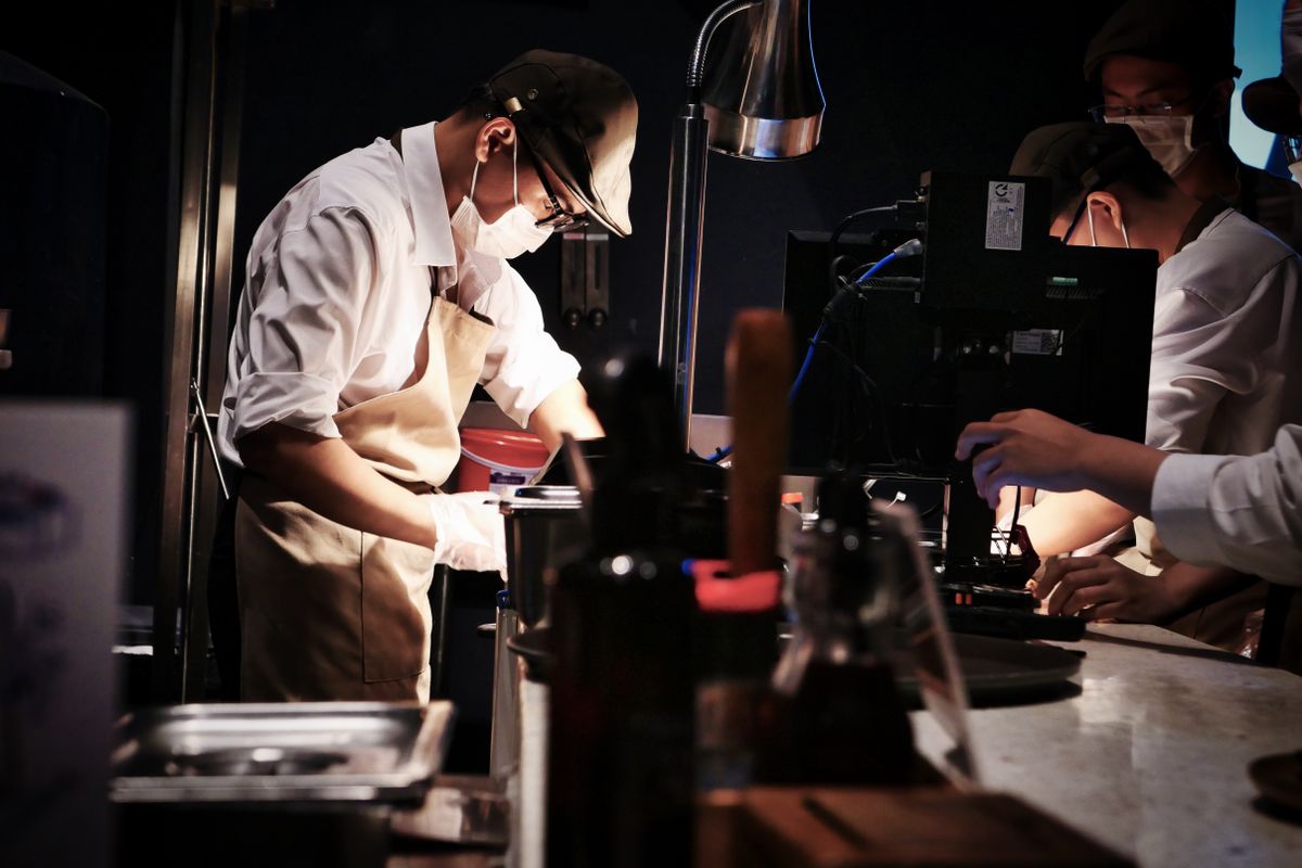 Küchenteam bei der professionellen Essenszubereitung in einer Restaurantküche