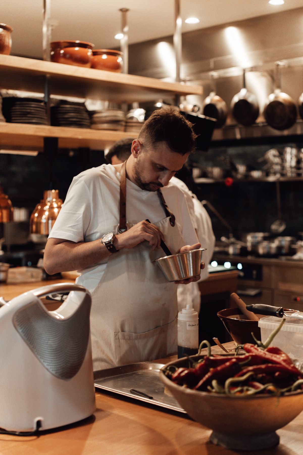 Koch bei der konzentrierten Zubereitung eines Gerichts in der Restaurantküche