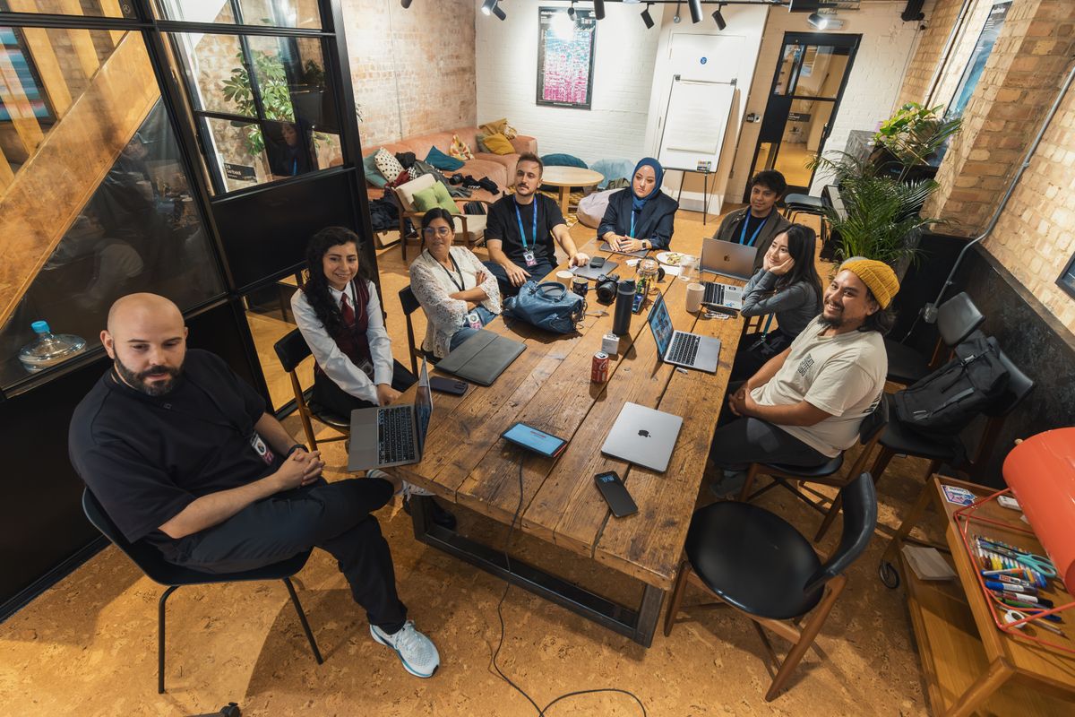 Team eines SaaS-Unternehmens arbeitet gemeinsam an Laptops im modernen Büro