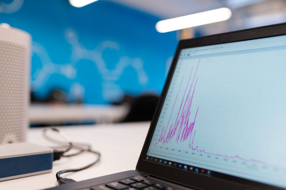 Laptop-Bildschirm zeigt ein Wachstumsdiagramm und Analyse-Dashboard