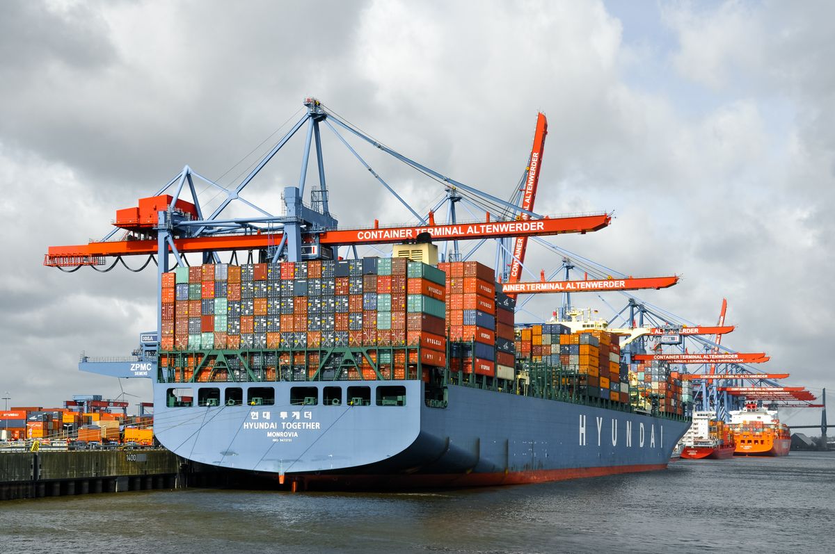 Großes Containerschiff liegt zum Löschen und Laden im Hamburger Hafen