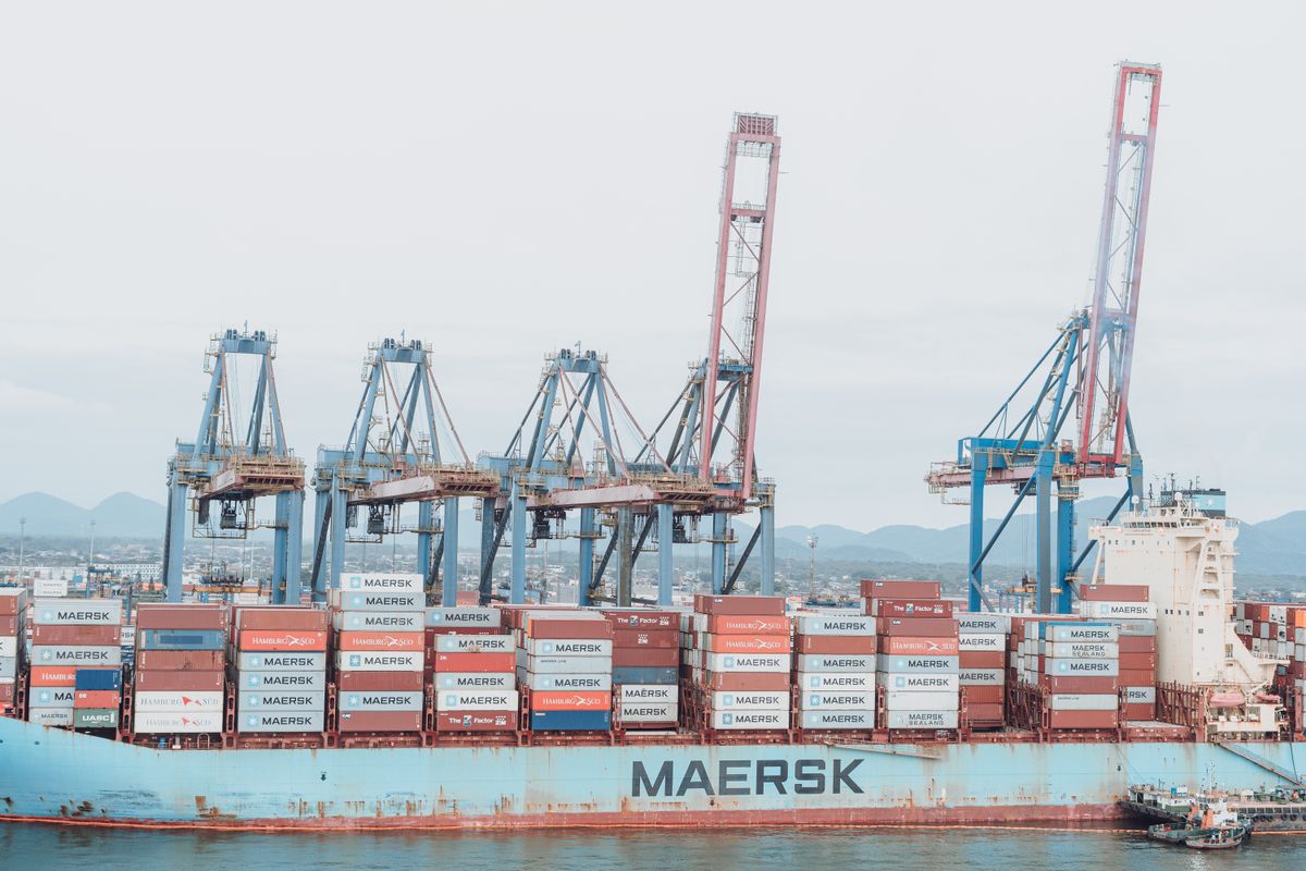 Industriehafen mit Containerschiff und Verladekränen bei der Frachtabfertigung