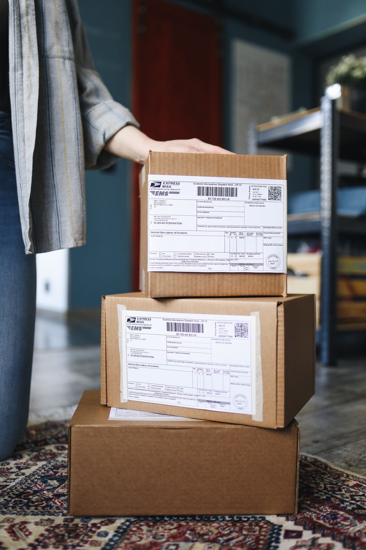 Gestapelte Versandkartons eines Shopify-Shops bereit zum Versand an Kunden