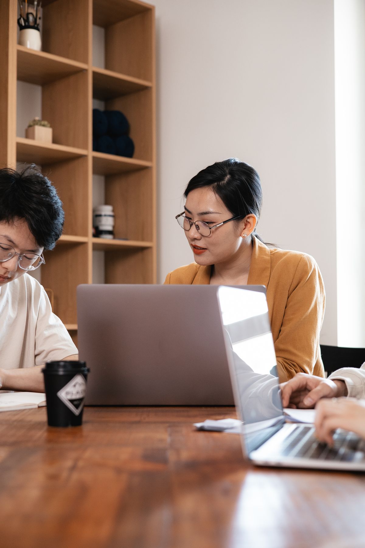 Entwicklerteam bespricht gemeinsam ein Softwareprojekt am Laptop im Büro
