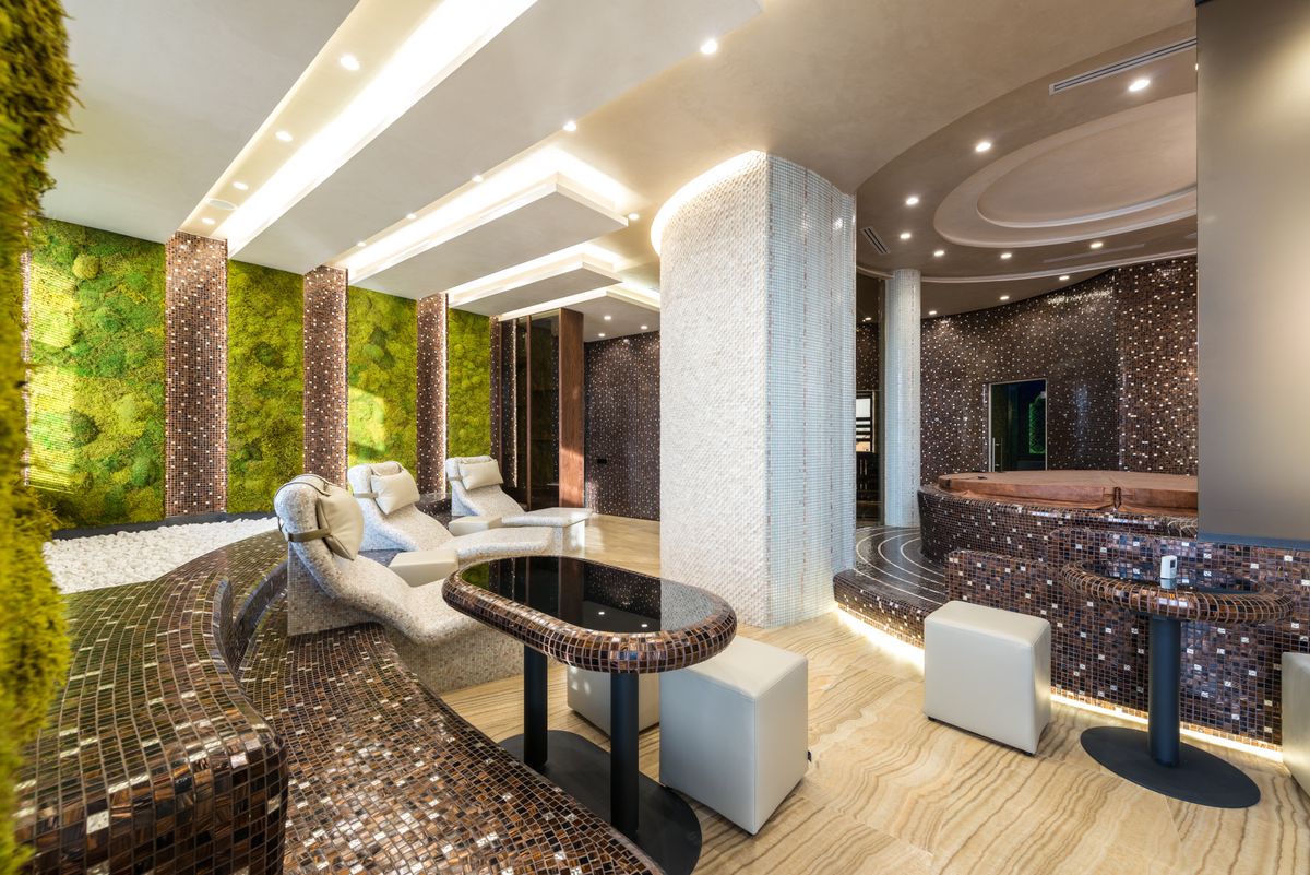 Modernes Spa-Interieur mit Liegen und Wannen für Wellnessbehandlungen