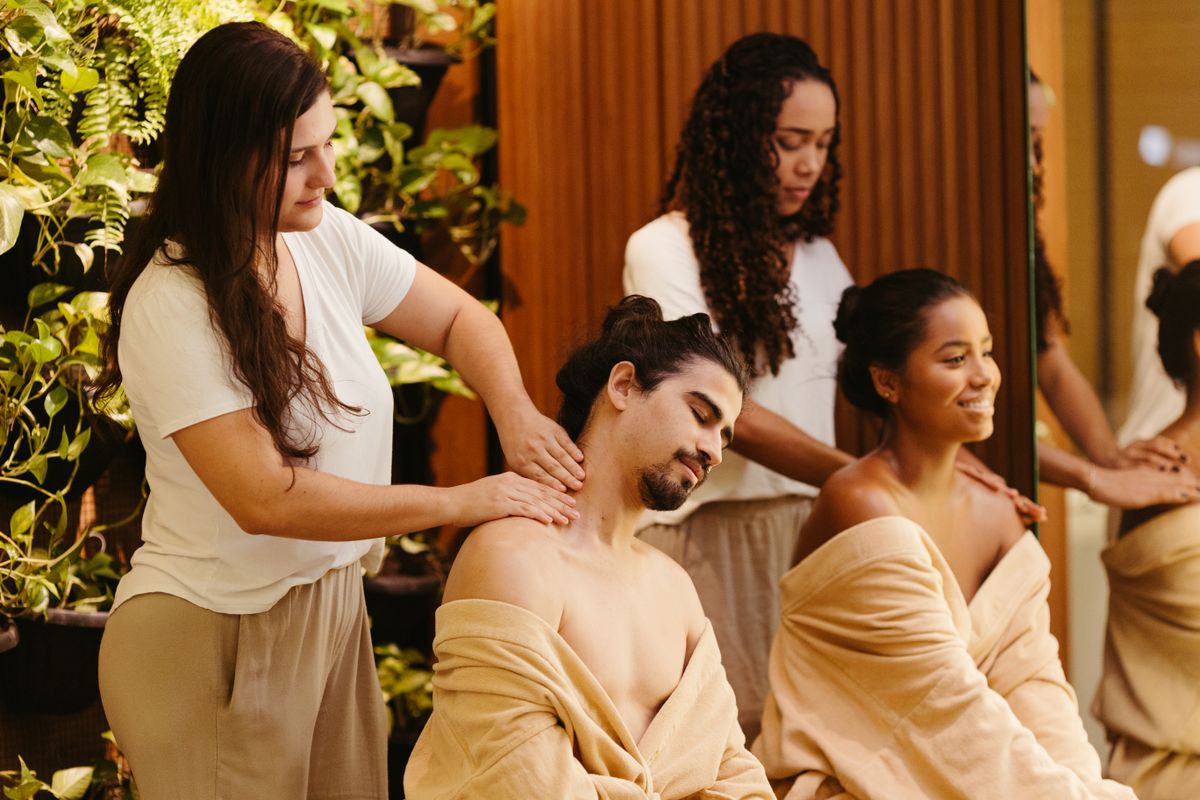 Gäste genießen eine entspannende Massagebehandlung in einem Spa