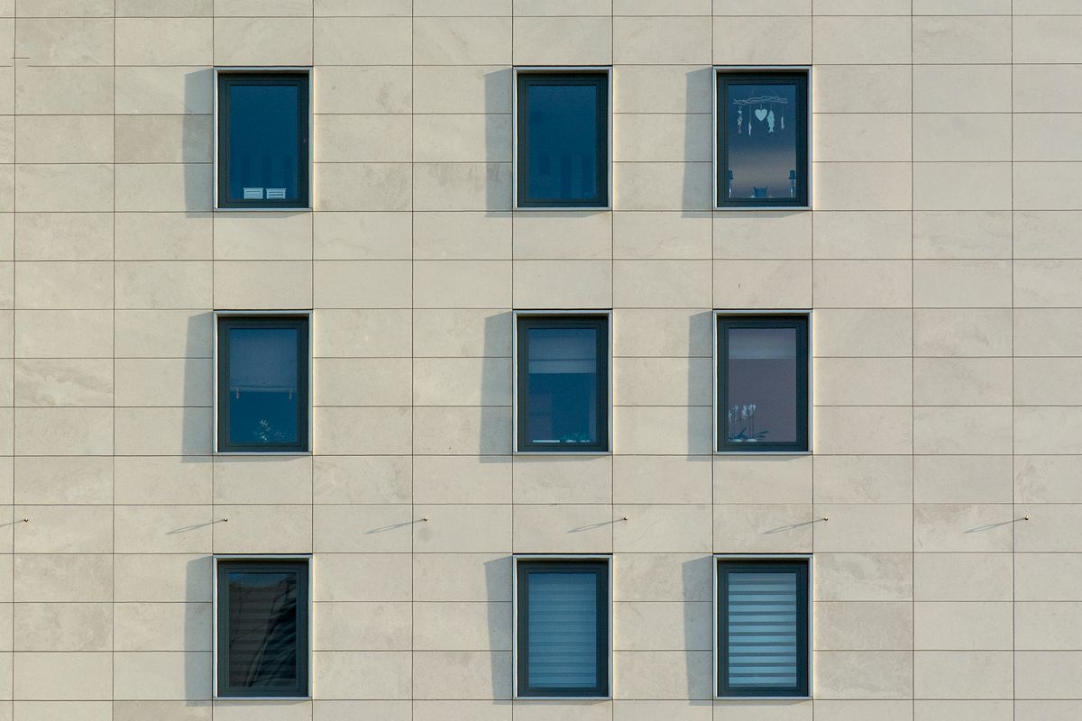 Moderne Fensterfront eines Gebäudes mit großflächiger Verglasung
